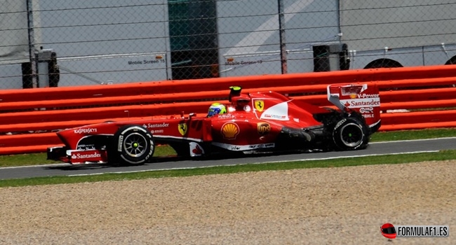 Felipe Massa con el neumático reventado durante el GP de Gran Bretaña 2013