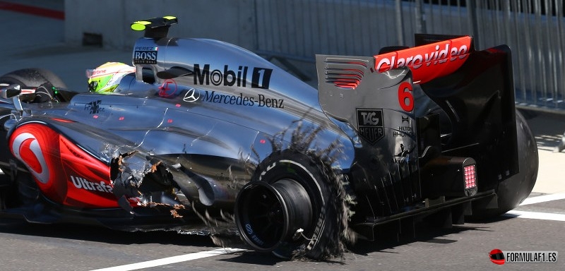 Sergio Perez con el neumático reventado durante el GP de Gran Bretaña 2013