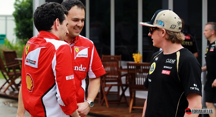 Kimi Raikkonen con miembros del equipo Ferrari