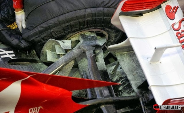 Conductos de frenos del Ferrari F138 en Singapur 2013