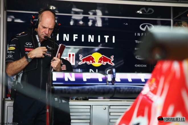 Adrian Newey con su libreta