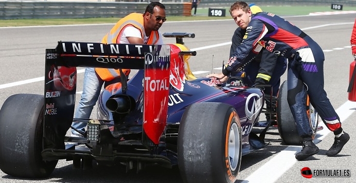 Sebastian Vettel, Pushing RB10, Bahrain 2014