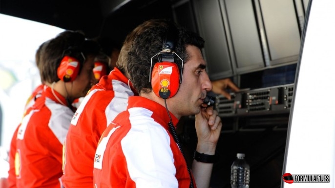 Andrea Stella en el box de Ferrari