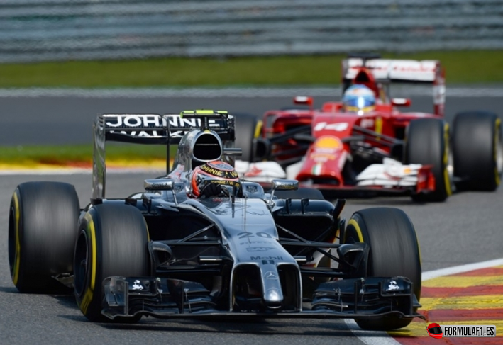 Magnussen y Alonso. GP Bélgica 2014