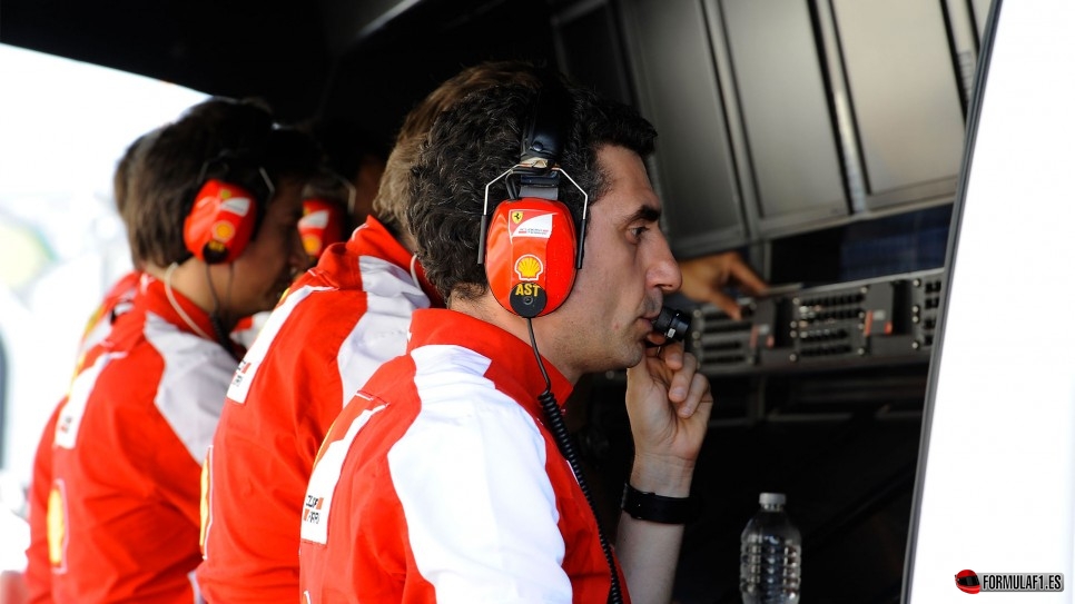 Andrea Stella habla por radio con Fernando Alonso