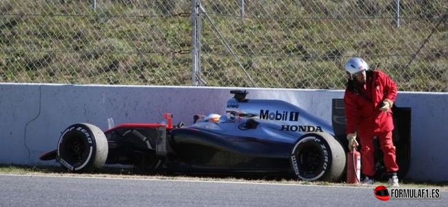 [Imagen: accidente-alonso-test-bcn.jpg]