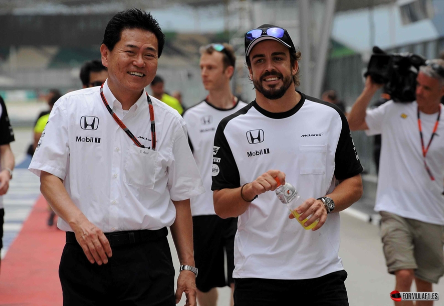 Yasuhisa Arai (JPN) Honda, y Fernando Alonso (ES) McLaren MP4/30 Honda, tras dar la vuelta al circuito el jueves G.P. de Malasia, segundo de la temporada, en el circuito de Sepang, el jueves 26 de marzo de 2015 *** Local Caption *** RUBIO