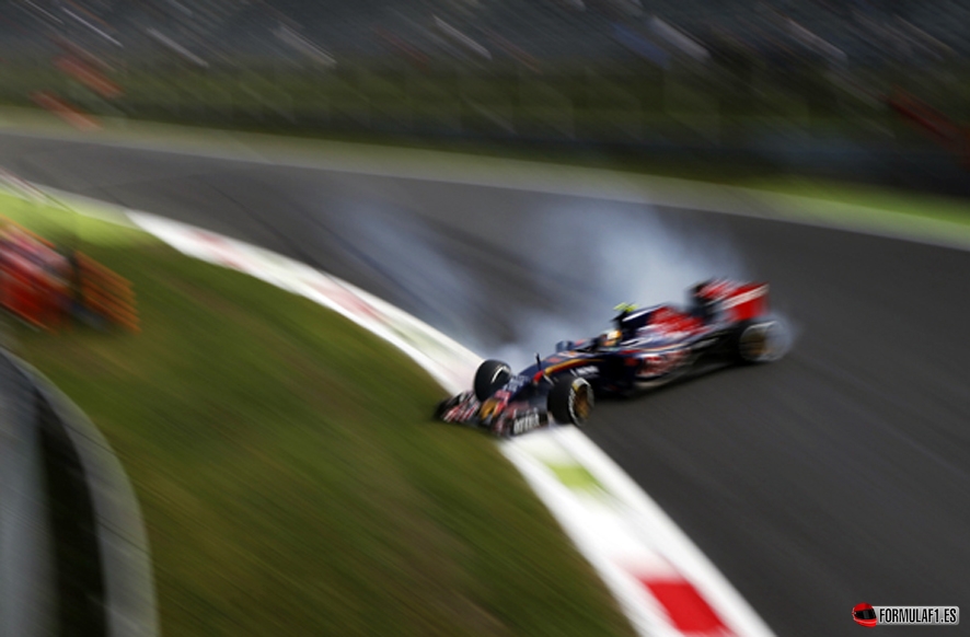 Autodromo Nazionale di Monza, Monza, Italy. Friday 04 September 2015. Carlos Sainz Jr, Toro Rosso STR10 Renault, locks up and beaches in the gravel trap. World Copyright: Glenn Dunbar/LAT Photographic. ref: Digital Image _W2Q8469