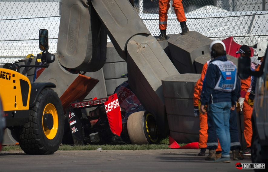 Sainz crash