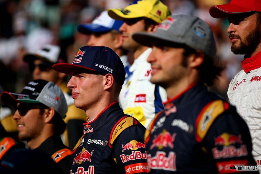 ABU DHABI, UNITED ARAB EMIRATES - NOVEMBER 29:  Max Verstappen of Netherlands and Scuderia Toro Rosso and Carlos Sainz of Spain and Scuderia Toro Rosso pose for the end of season drivers' photograph on the pit straight before the Abu Dhabi Formula One Grand Prix at Yas Marina Circuit on November 29, 2015 in Abu Dhabi, United Arab Emirates.  (Photo by Mark Thompson/Getty Images) // Getty Images/Red Bull Content Pool // P-20151129-00313 // Usage for editorial use only // Please go to www.redbullcontentpool.com for further information. //