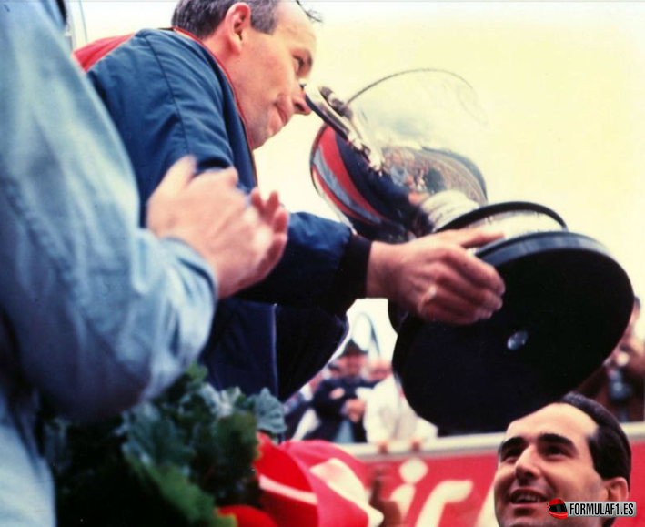 Surtees recoge el trofeo. GP Bélgica 1966
