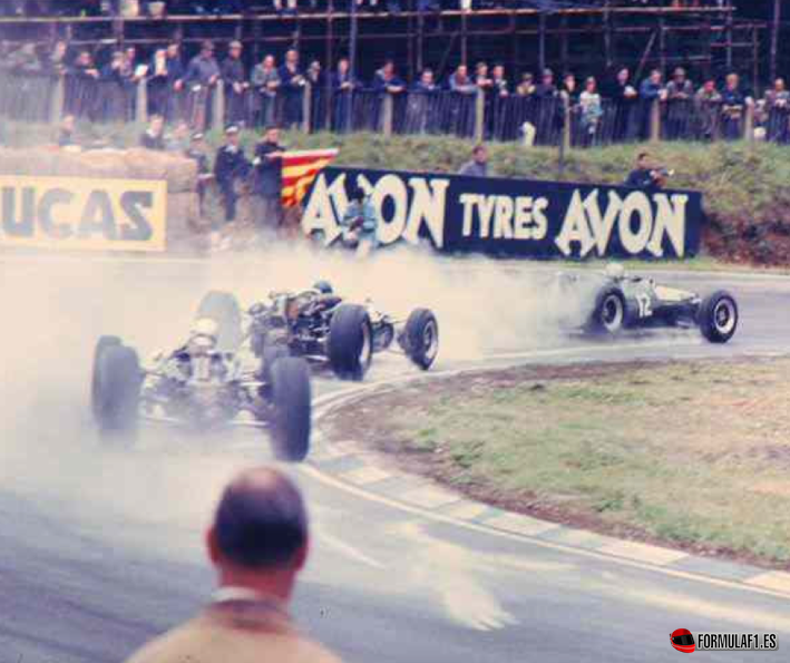 El Lotus entre los Cooper. GP Gran Bretana 1966