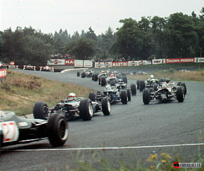 El pelotón se estira tras la arrancada de este GP de Alemania 1966