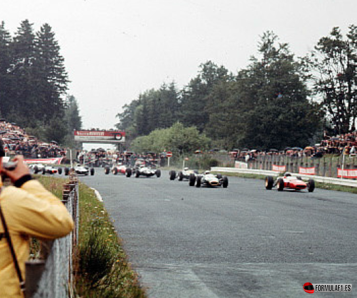 Primeros metros de este trágico GP Alemania 1966