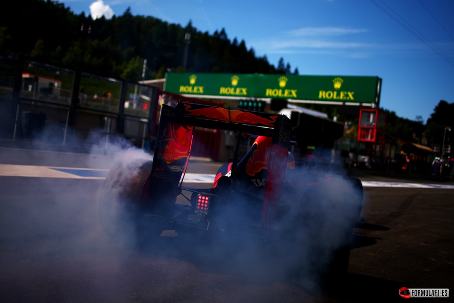 SPA, BELGIUM - AUGUST 26: Daniel Ricciardo of Australia and Red Bull Racing drives in the pit lane during practice for the Formula One Grand Prix of Belgium at Circuit de Spa-Francorchamps on August 26, 2016 in Spa, Belgium. (Photo by Dan Istitene/Getty Images) // Getty Images / Red Bull Content Pool // P-20160826-01259 // Usage for editorial use only // Please go to www.redbullcontentpool.com for further information. //