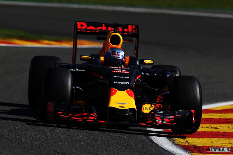 SPA, BELGIUM - AUGUST 26: Daniel Ricciardo of Australia driving the (3) Red Bull Racing Red Bull-TAG Heuer RB12 TAG Heuer on track during practice for the Formula One Grand Prix of Belgium at Circuit de Spa-Francorchamps on August 26, 2016 in Spa, Belgium. (Photo by Charles Coates/Getty Images) // Getty Images / Red Bull Content Pool // P-20160826-00618 // Usage for editorial use only // Please go to www.redbullcontentpool.com for further information. //