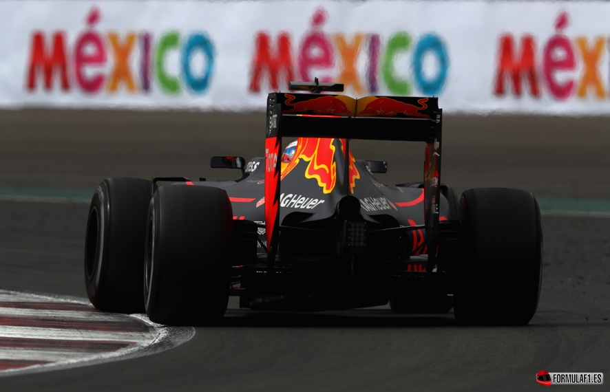 MEXICO CITY, MEXICO - OCTOBER 28: Daniel Ricciardo of Australia driving the (3) Red Bull Racing Red Bull-TAG Heuer RB12 TAG Heuer on track during practice for the Formula One Grand Prix of Mexico at Autodromo Hermanos Rodriguez on October 28, 2016 in Mexico City, Mexico. (Photo by Clive Mason/Getty Images) // Getty Images / Red Bull Content Pool // P-20161029-00351 // Usage for editorial use only // Please go to www.redbullcontentpool.com for further information. //