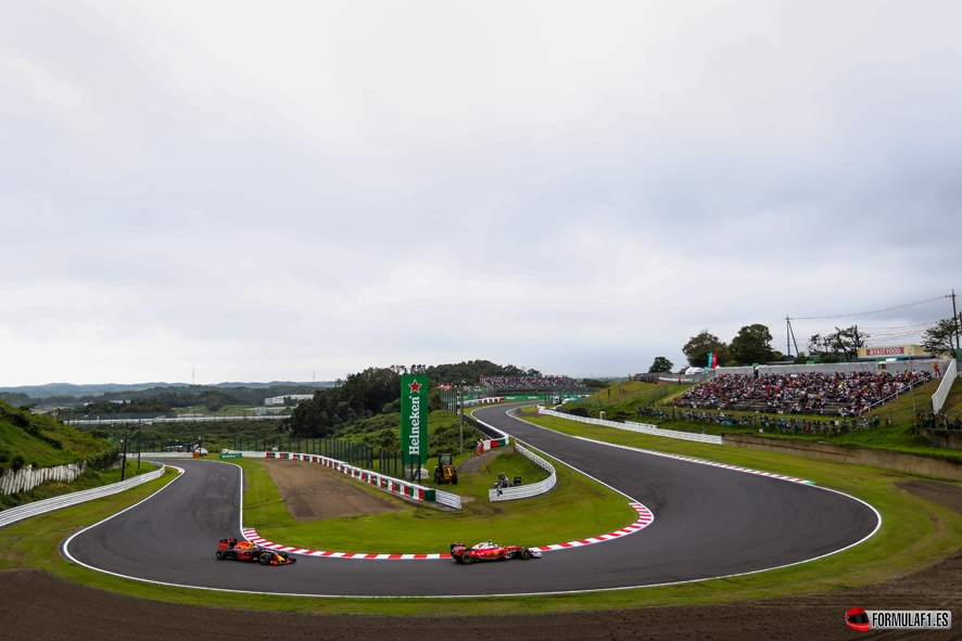 SUZUKA, JAPAN - OCTOBER 08: Kimi Raikkonen of Finland driving the (7) Scuderia Ferrari SF16-H Ferrari 059/5 turbo (Shell GP) leads Daniel Ricciardo of Australia driving the (3) Red Bull Racing Red Bull-TAG Heuer RB12 TAG Heuer on track during final practice for the Formula One Grand Prix of Japan at Suzuka Circuit on October 8, 2016 in Suzuka. (Photo by Clive Rose/Getty Images) // Getty Images / Red Bull Content Pool // P-20161008-00213 // Usage for editorial use only // Please go to www.redbullcontentpool.com for further information. //