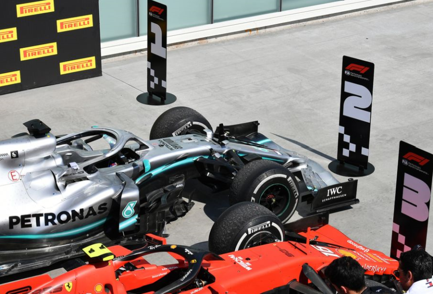 Podio de coches con los carteles cambiados por Vettel. GP Canadá 2019