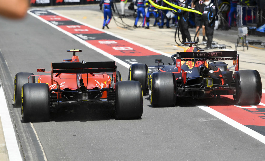 Leclerc y Verstappen emparejados en boxes. GP Gran Bretaña 2019