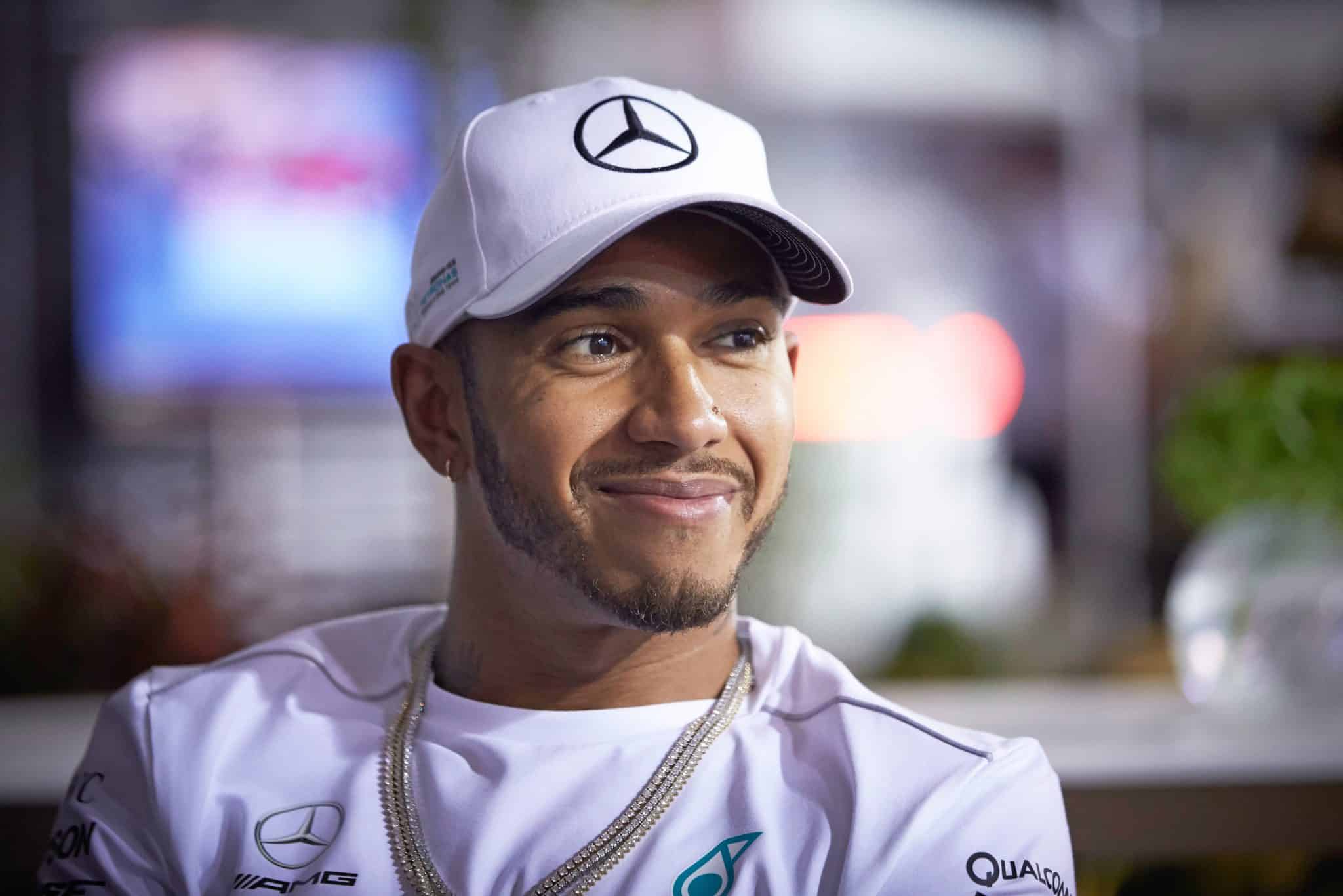 Lewis Hamilton vestido de rojo? | Fórmula F1