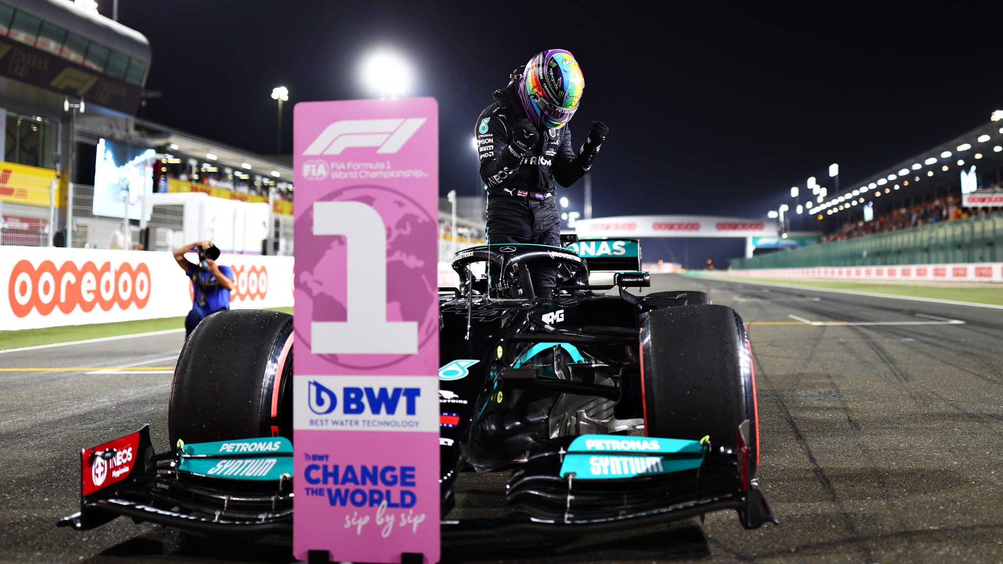 Un Hamilton incontestable logra la pole en Catar; Alonso 5º y Sainz 7º |  Fórmula F1